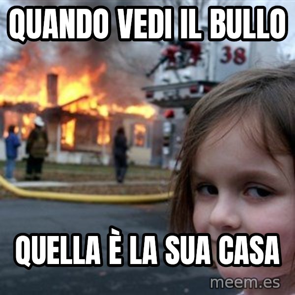 Disaster Girl meme: Quando vedi il bullo / Quella è la sua casa